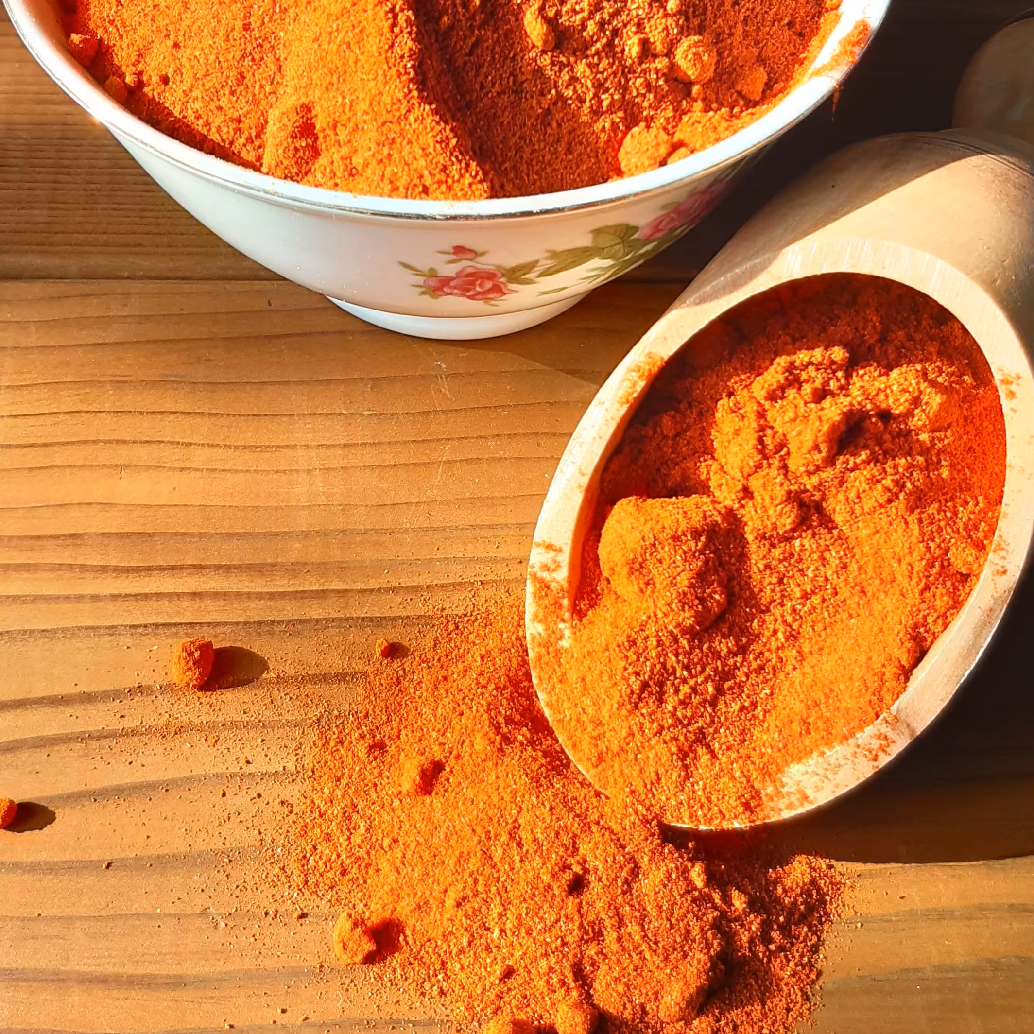 پاپریکا.مناسب برای مرغ، بوقلمون، ماکارانی، لازانیا و پیتزا. بسیار خوش عطر 