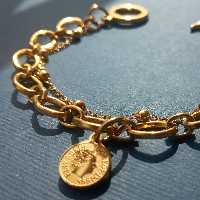 دستبند با سکه ی الیزابت ، استیل ، رنگ ثابت ، ضدحساسیت ، قابلیت تغییر اندازه