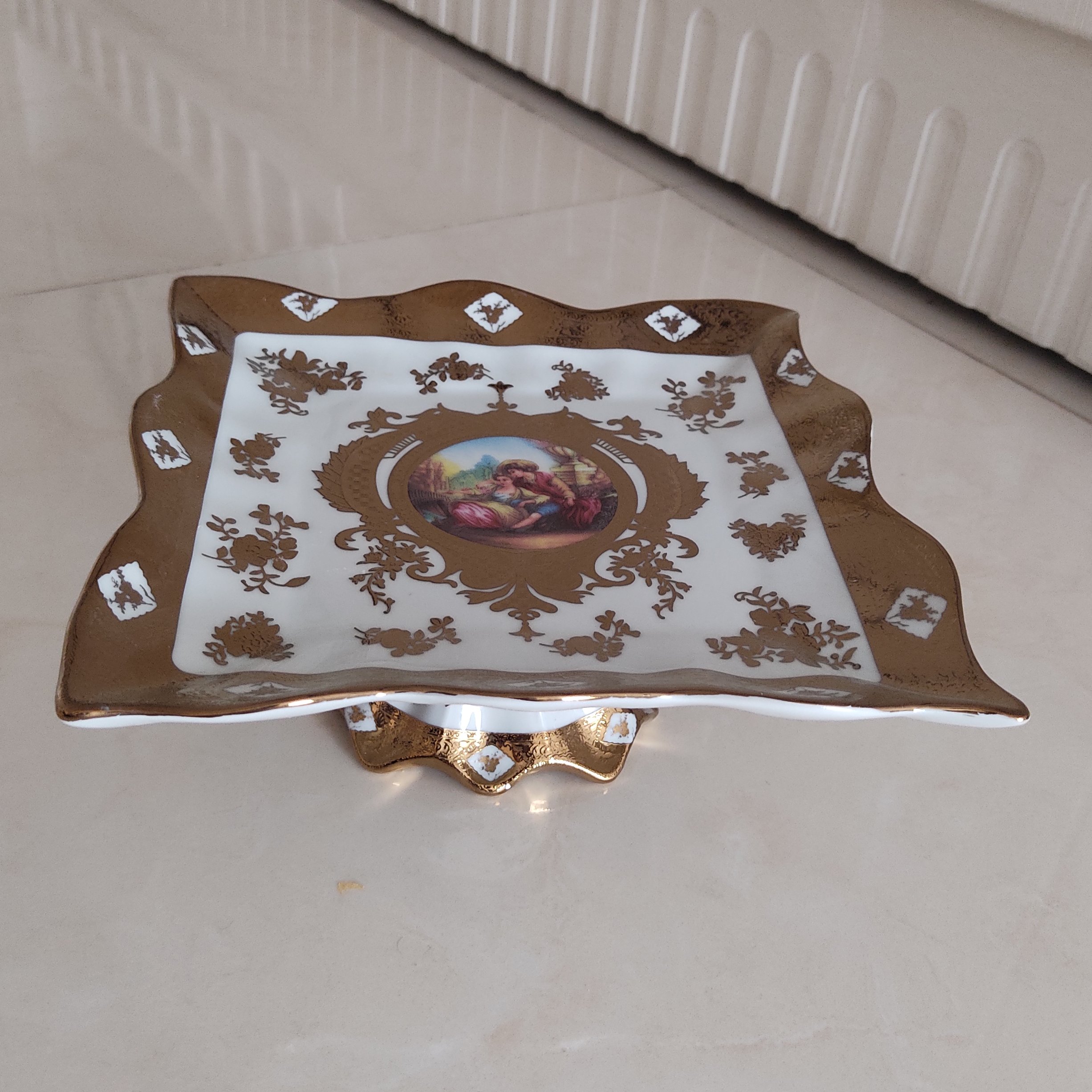 شیرینی خوری کوچک مربعی پایدار سفید طلایی کیفیت درجه یک ابعاد 21در 21 سانتیمتر