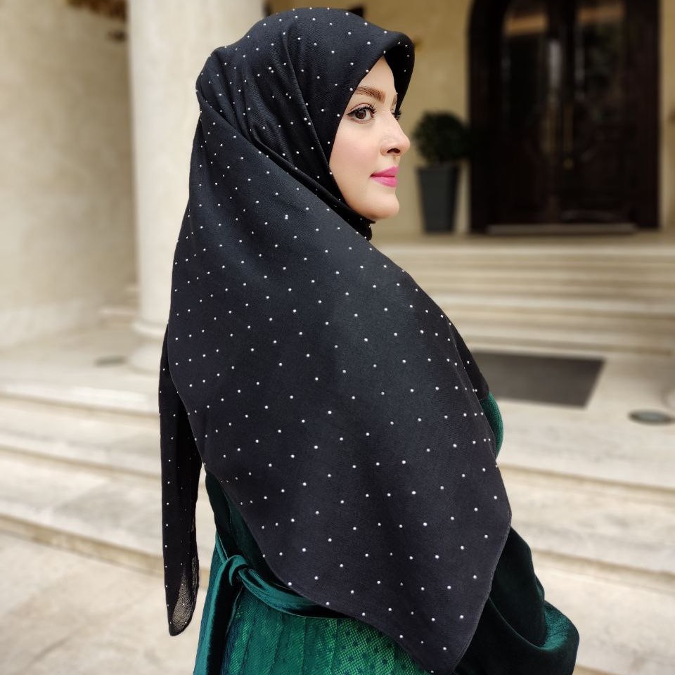 روسری نخی مشکی نگین کاری شده دور دوخت با قواره 120