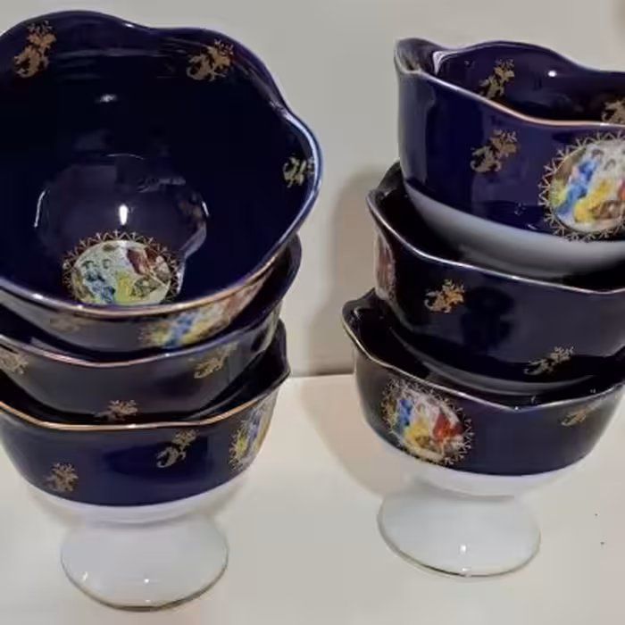 دسر خوری یا بستنی خوری سرمه ای سه دختر