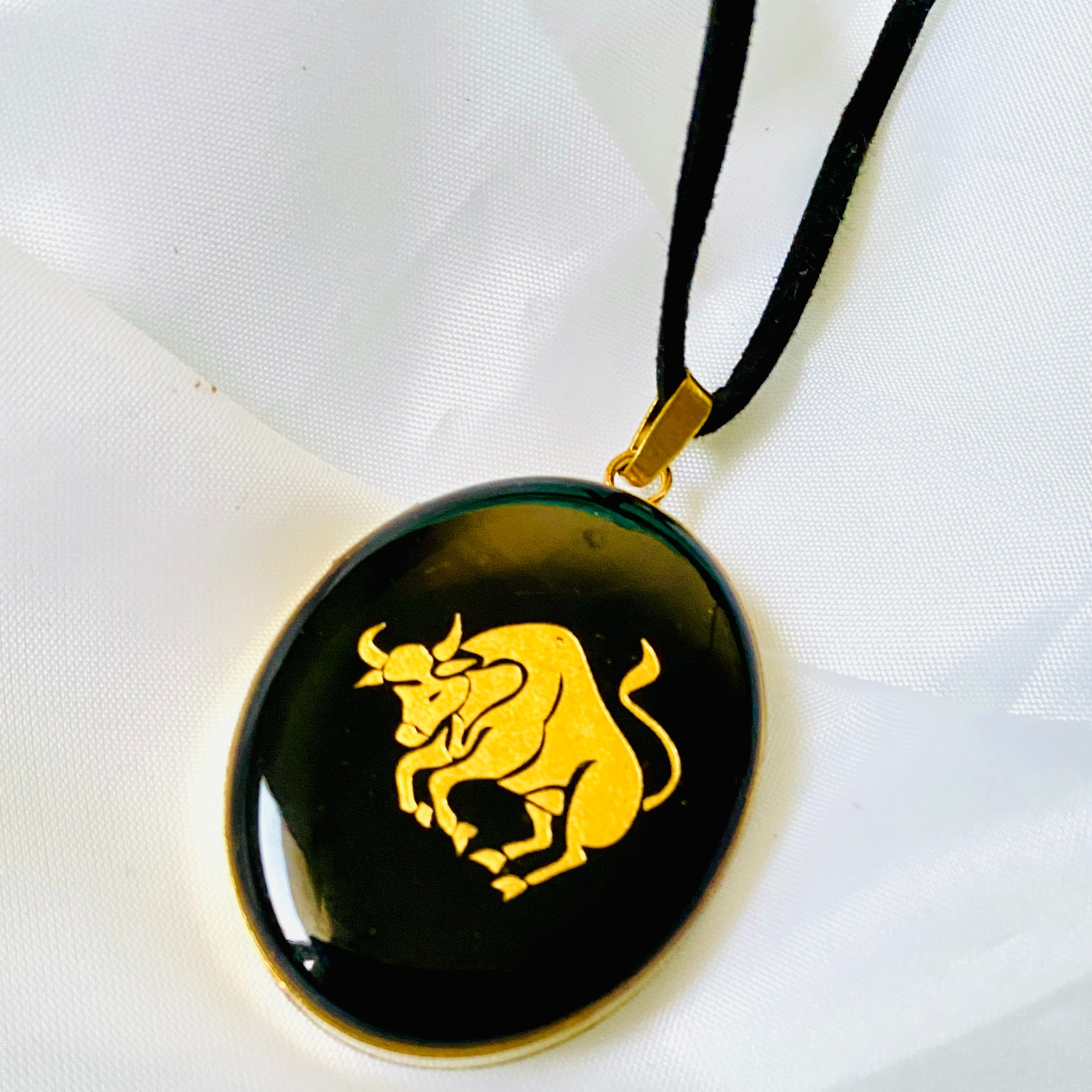 گردنبند ماه تولد اردیبهشت علامت گاو با زنجیر  مدل بیضی 