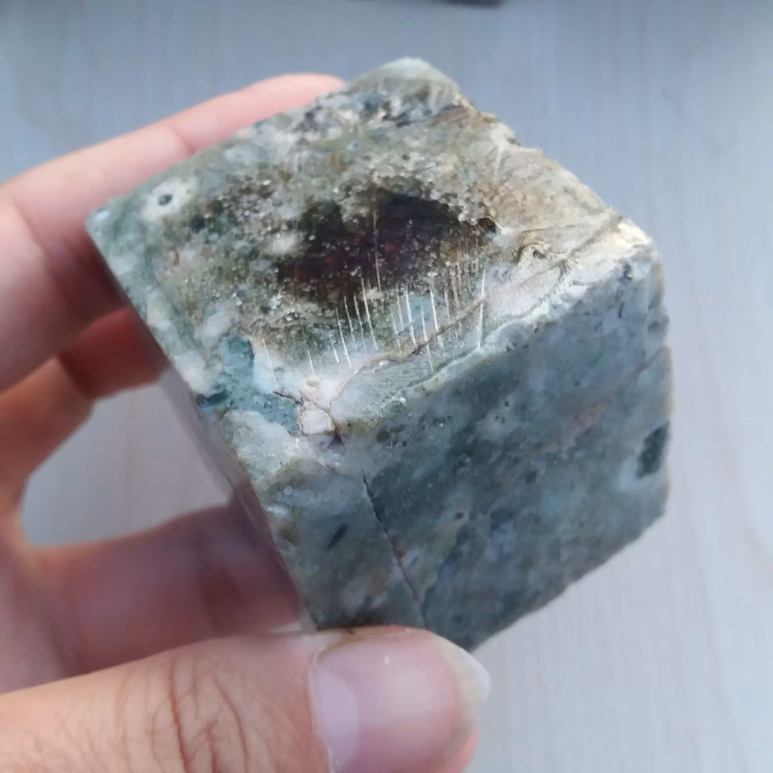 سنگ عقیق سبز خزه ای  معدنی و اصل با رنگ طبیعی مناسب دکور و ویترین مغازه یا منزل با خواص سنگ عقیق 