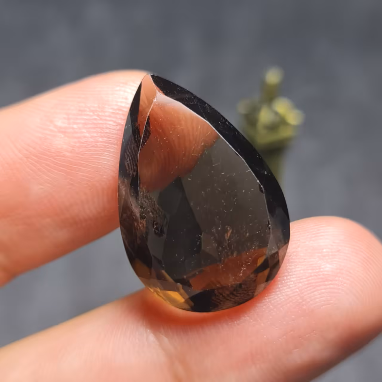 نگین درشت فوق العاده زیبای سنگ اسموکی کوارتز خوش رنگ معدنی آفریقایی با وزن 23 قیراط 
کد  27632