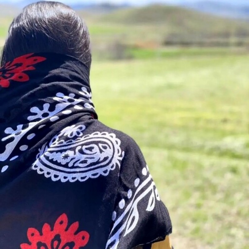 روسری سنتی کردی و لری ، گلونی  رنگ مشکی با طرح سفید و قرمز