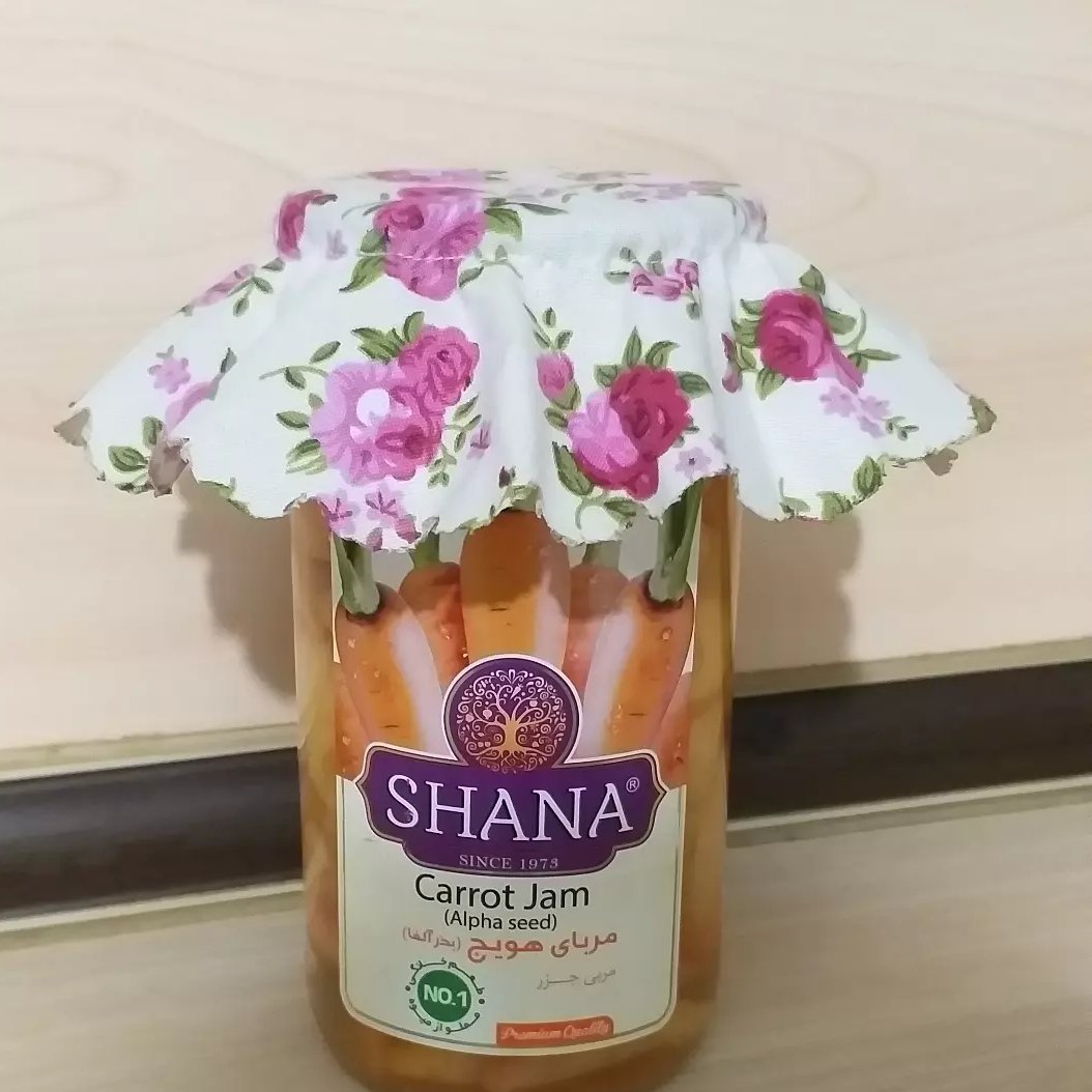 درپوش پارچه ای در شیشه مربا یا ترشی .برای خوشگلی و تزئین در شیشه ها .