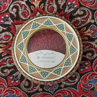 زعفران سوپر نگین درجه یک قلم درشت صادراتی در ظرف خاتم کاری محصول ارگانیک میباشد