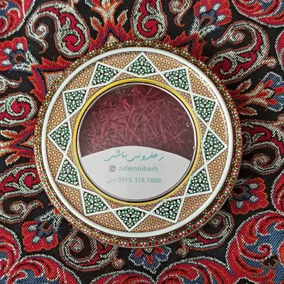 زعفران سوپر نگین درجه یک قلم درشت صادراتی در ظرف خاتم کاری محصول ارگانیک میباشد