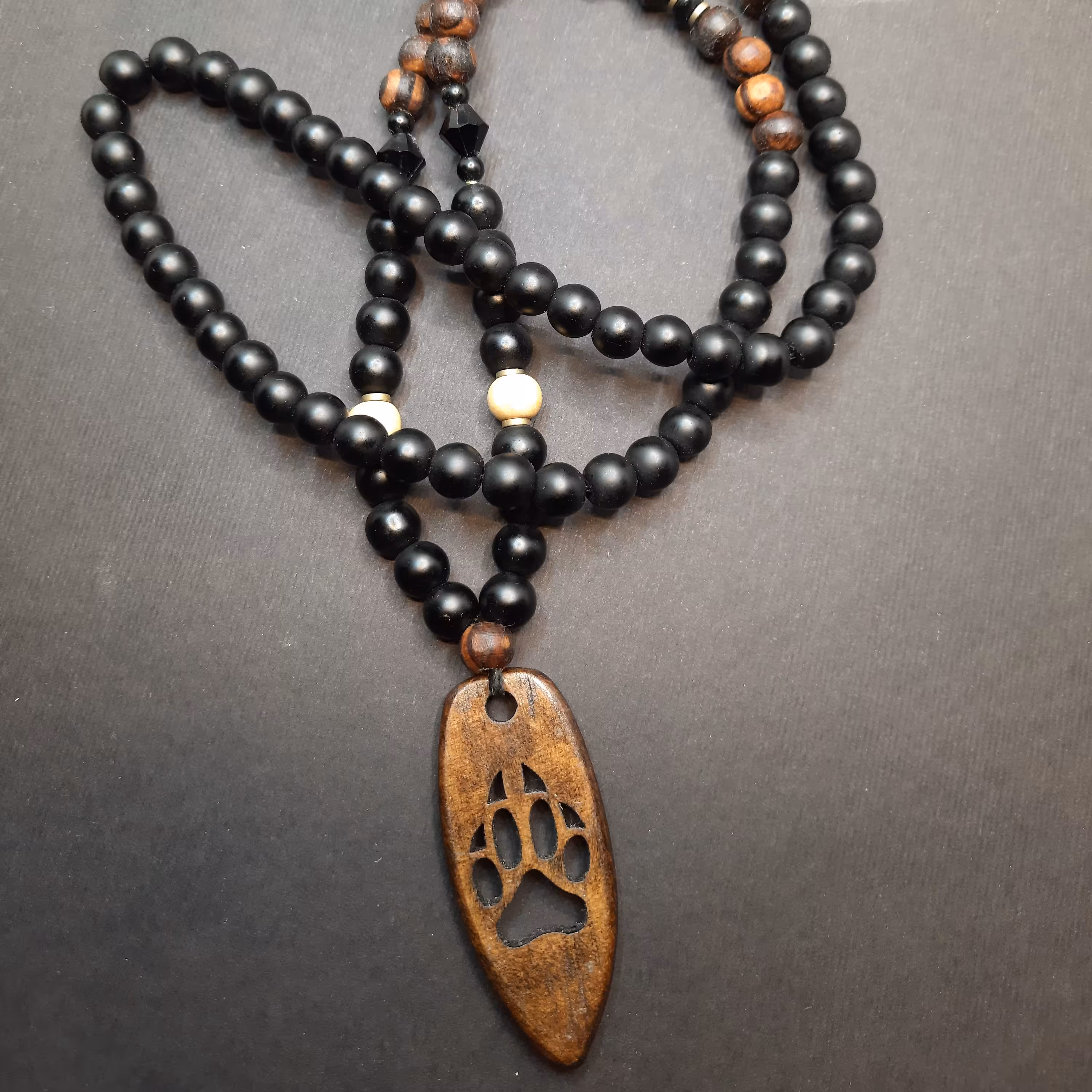 گردنبند ترکیبی سنگ اونیکس و چوب با پلاک طرح پنجه گرگ با چوب گردو