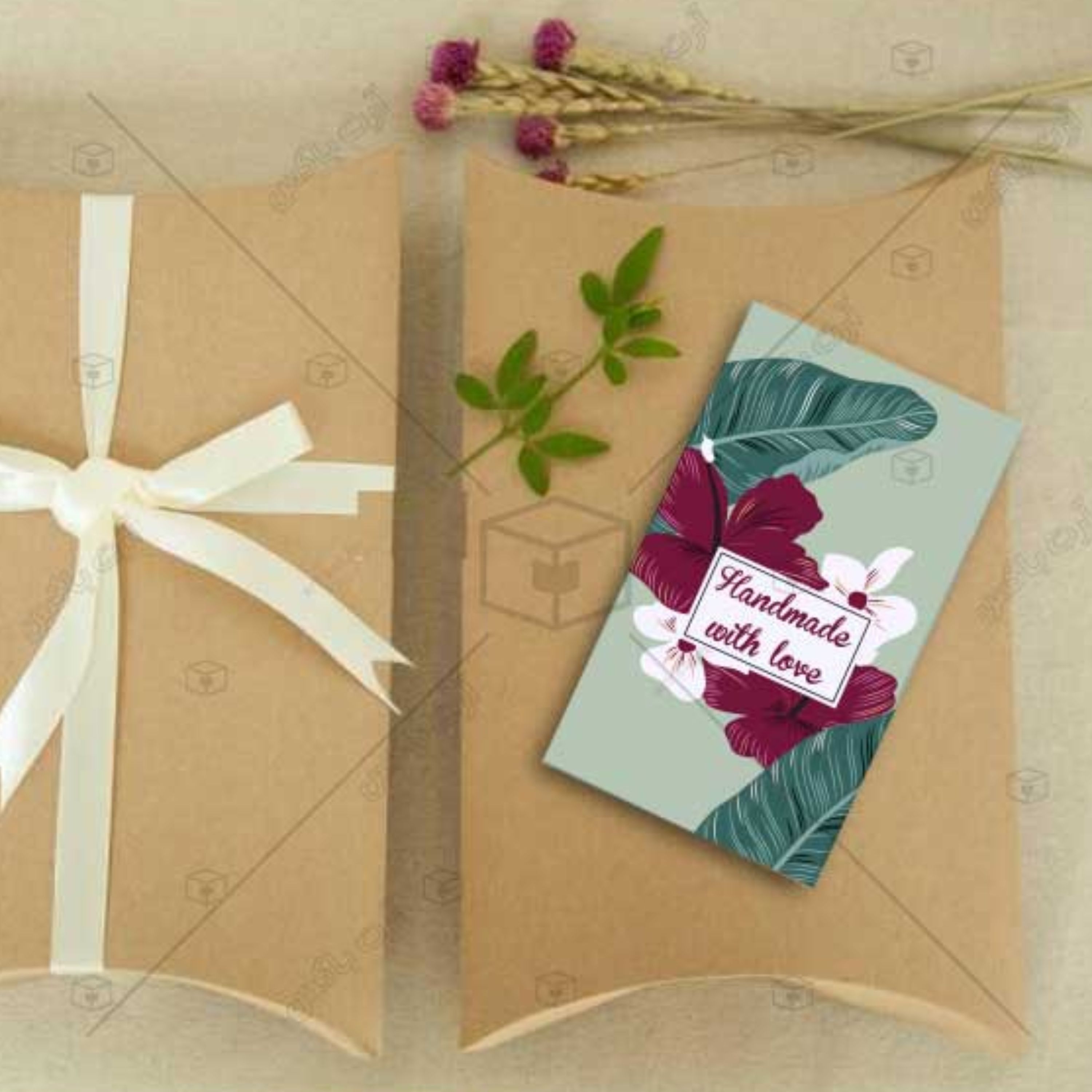 پک 50 عددی تگ محصول با نوشته HANDMADE WITH LOVE با طرح برگ سبز و گل زرشکی