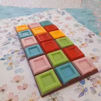 شکلات تبلتی(مستطیلی) دستساز رنگی(طرح مربع) (شکلات شیری-تلخ-سفید)