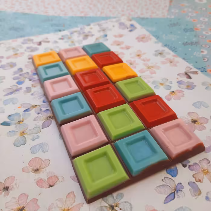 شکلات تبلتی(مستطیلی) دستساز رنگی(طرح مربع) (شکلات شیری-تلخ-سفید)