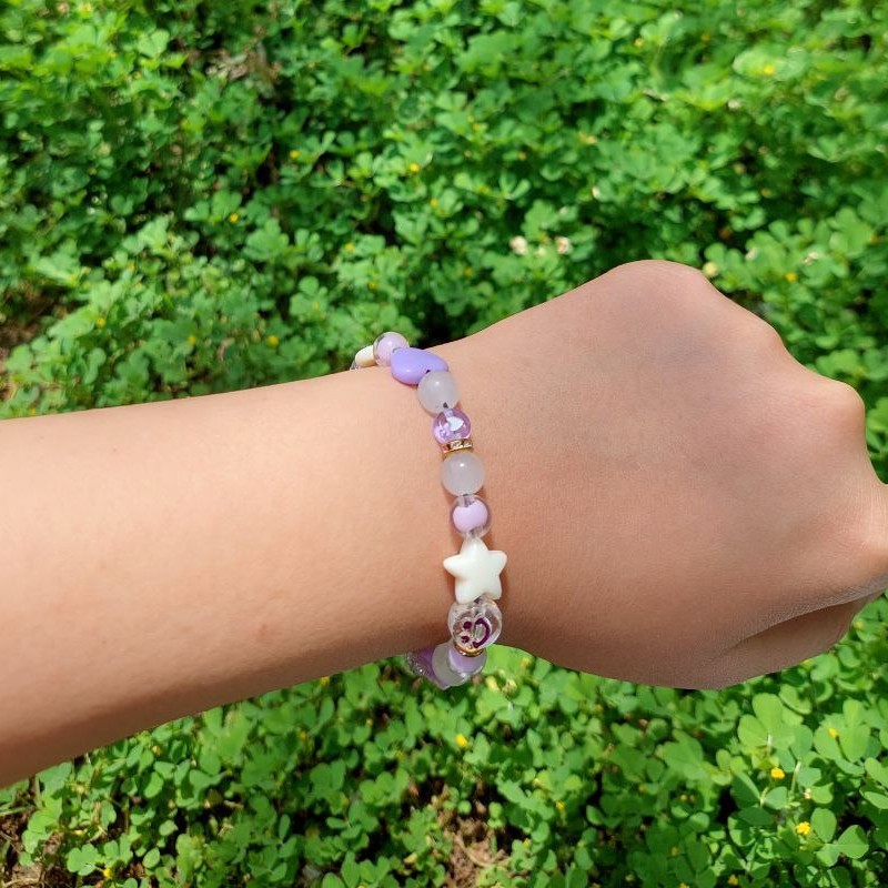 دستبند پاستیلی شیشه ای بنفش رنگ تو دست خیلی خوشگل و تک نسخه