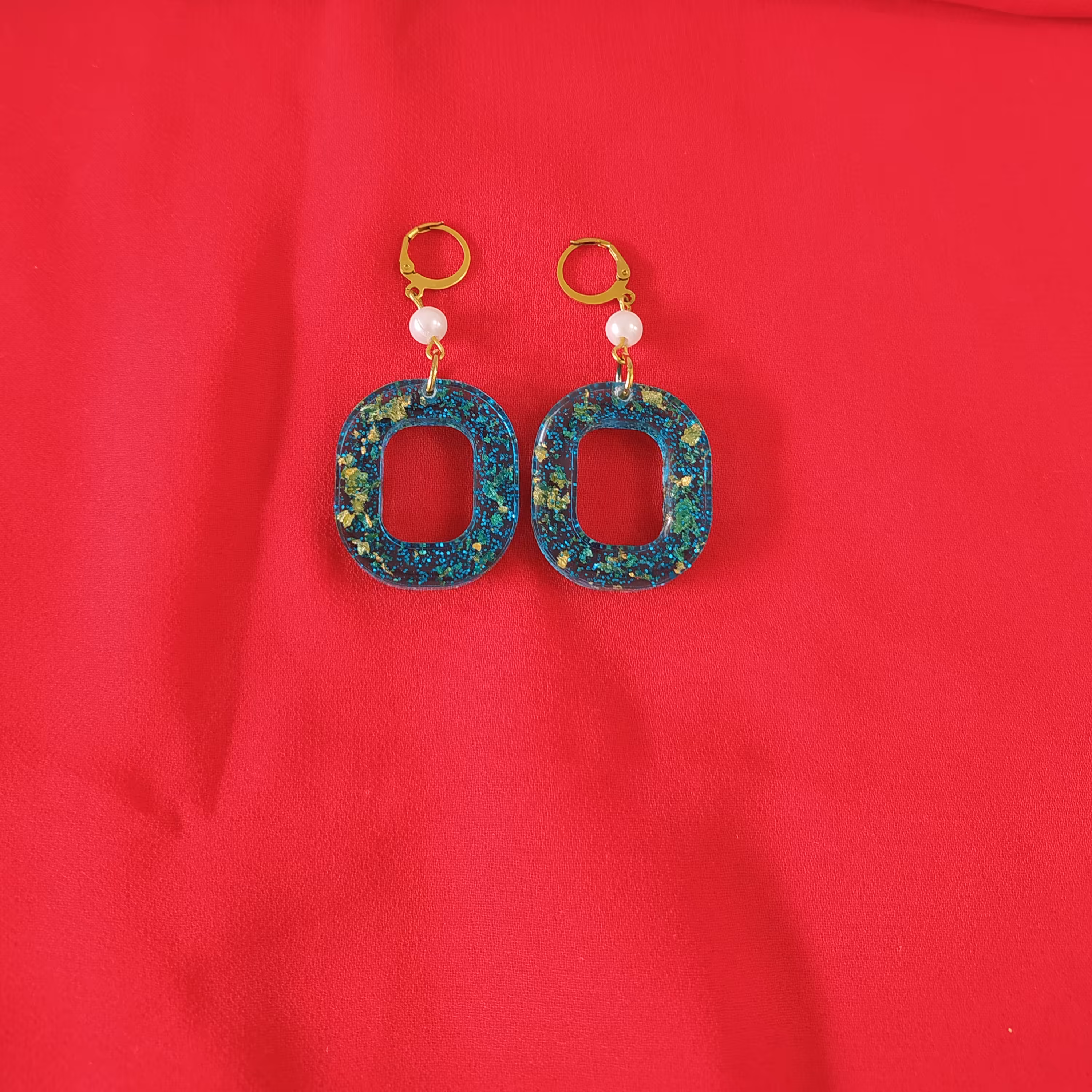 گوشواره رزینی کار شده با اکلیل آبی و ورق طلا