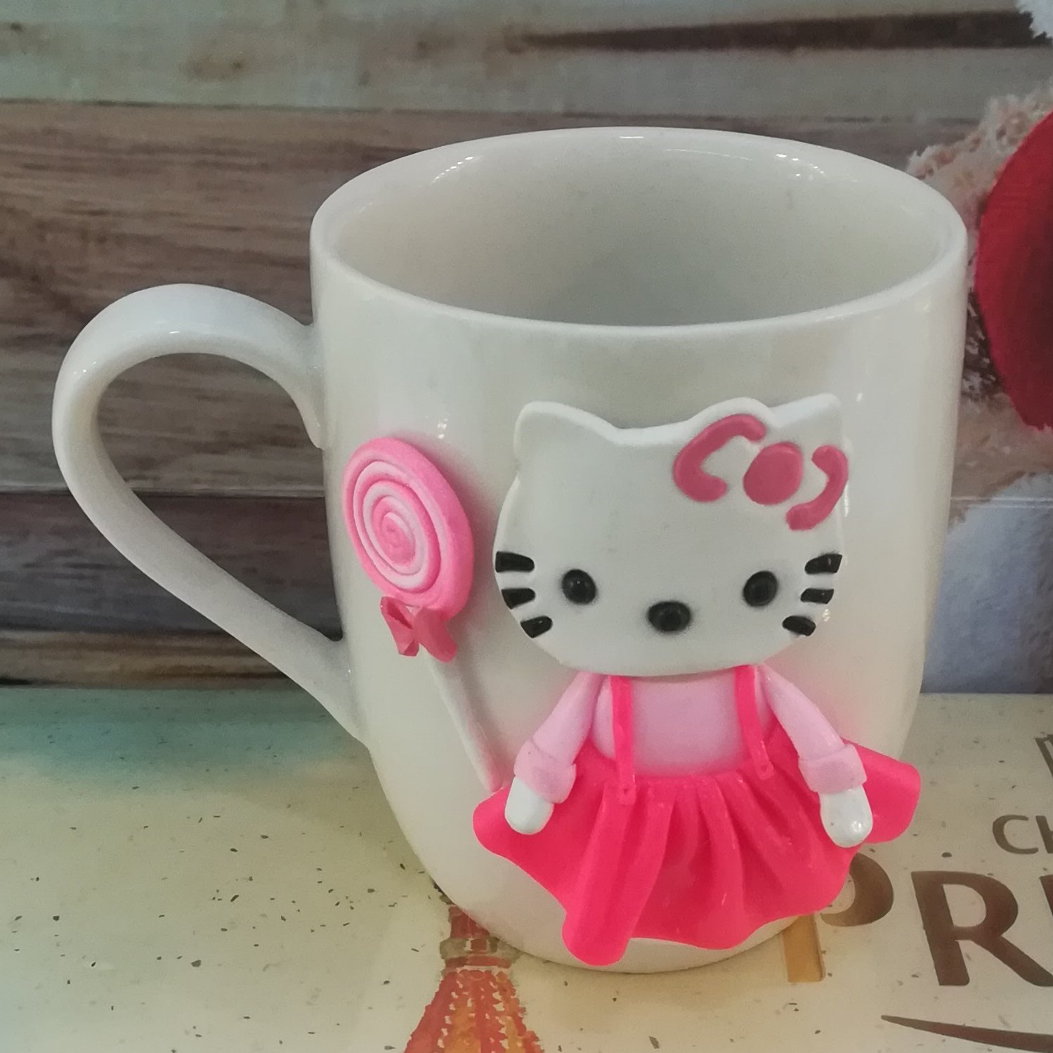 ماگ سرامیکی سفید همراه عروسک کیتی دست ساز خمیر عالی ضد آب و قابل شستشو بسیار شیک مناسب هدیه برای عزیزانتان 