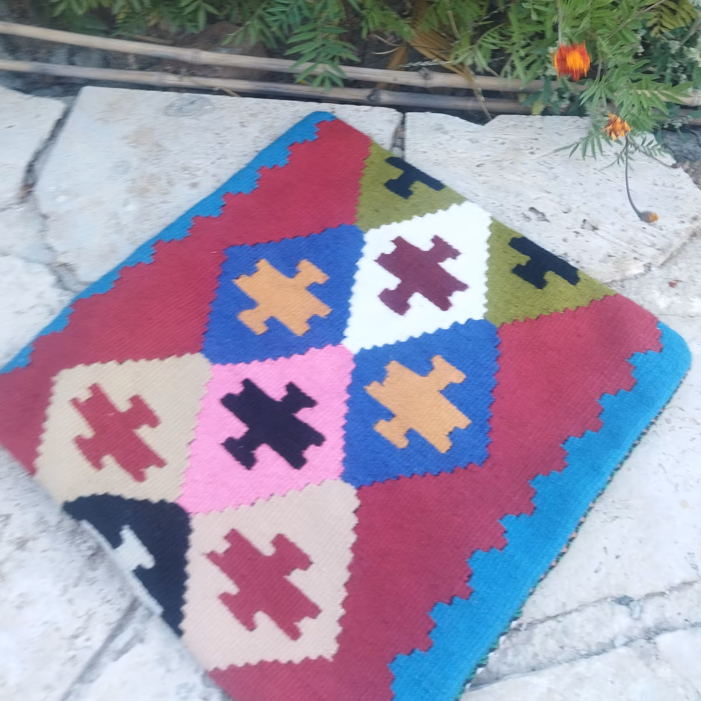 کوسن  اکرولیک ابعاد 40در 40مناسب برای دکوراسیون سنتی پشت کار زیپ کارشده 