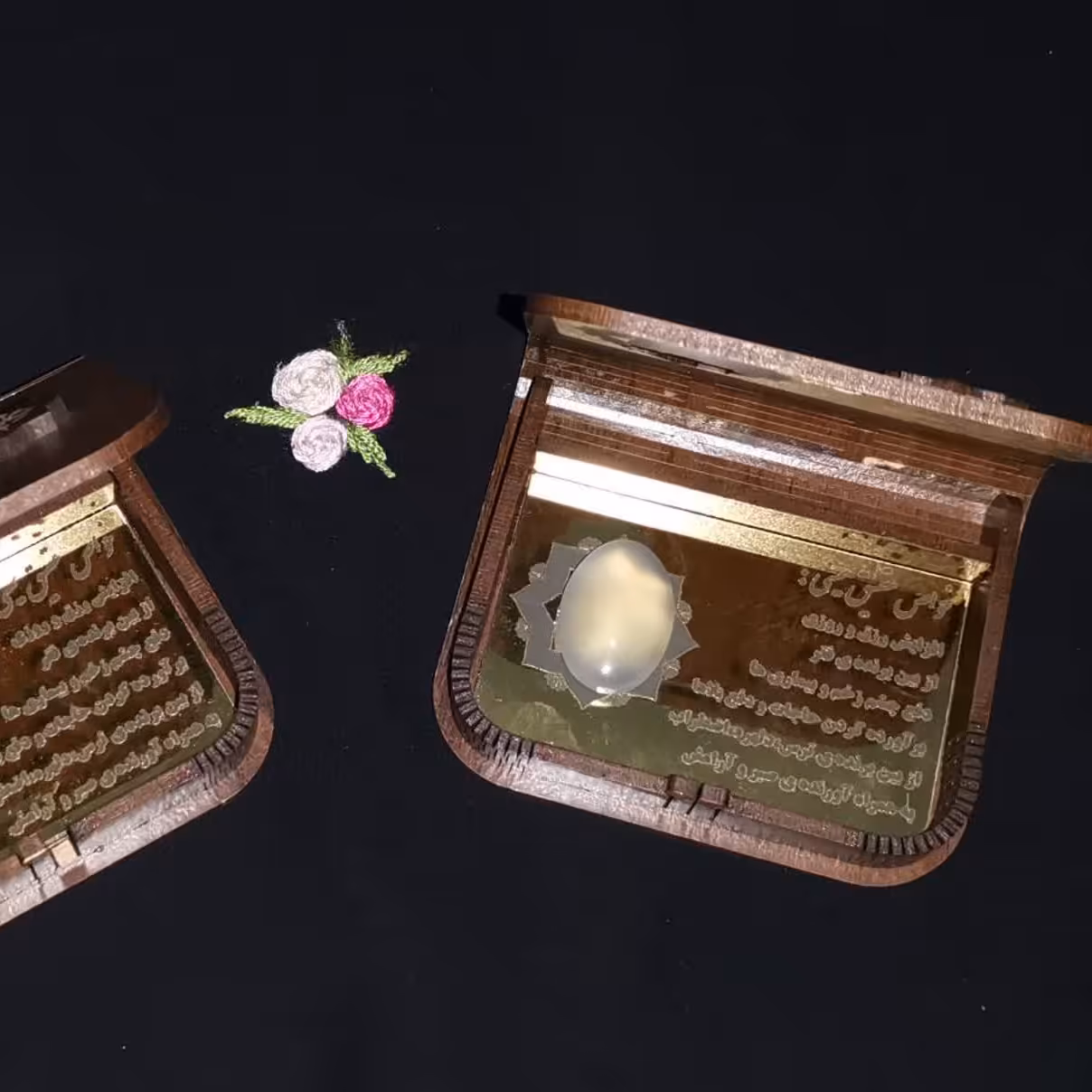 نگین بزرگ عقیق یمنی سرخ و کبود همراه با جعبه چوبی فنری ویژه عید غدیر