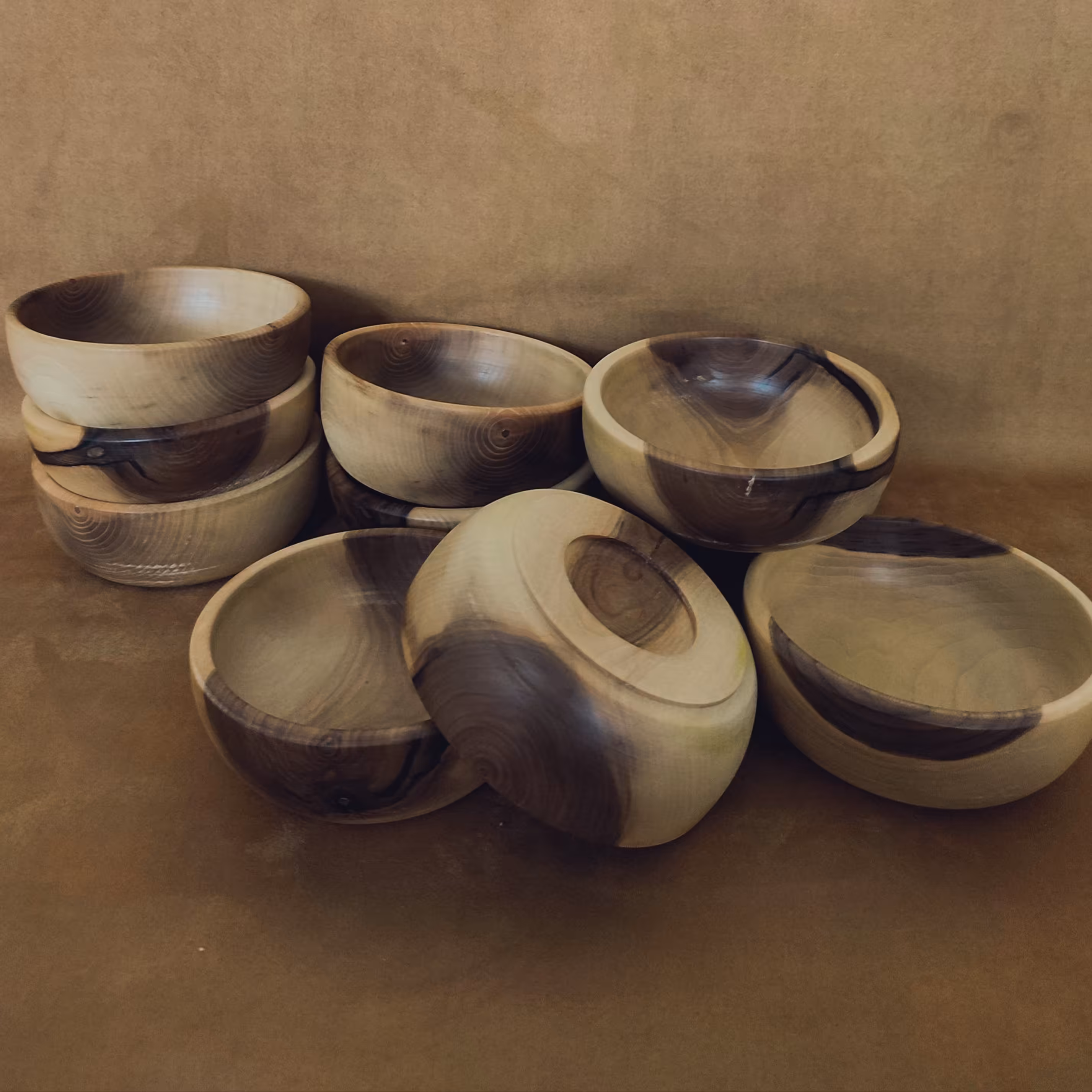 کاسه چوبی .قطر 15 سانت ارتفاع 7 سانت.دو‌رنگ (کرم  نسکافه ای)