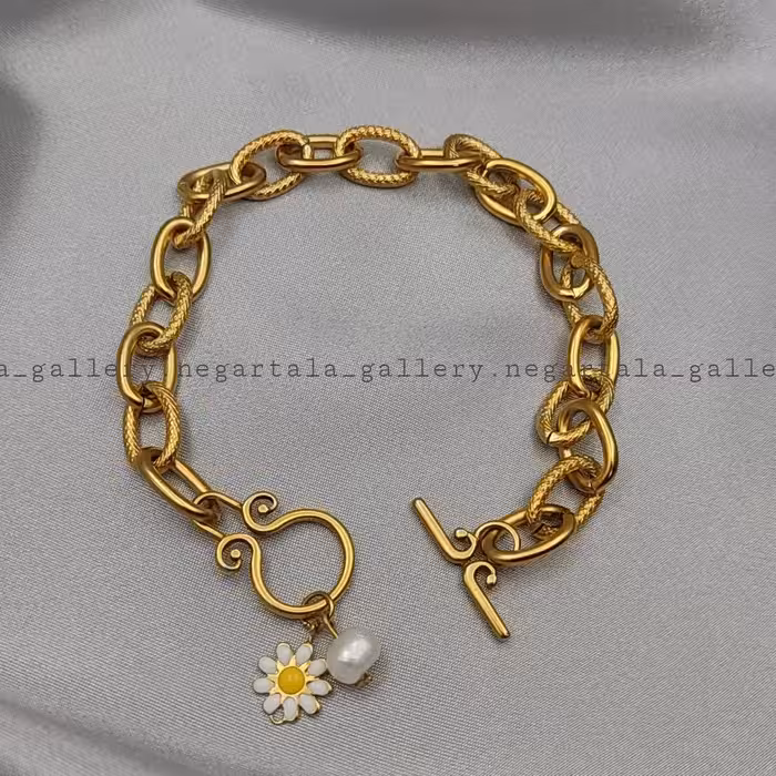 دستبند استیل زنانه دخترانه رنگ ثابت طرح طلا رولو آویزدار مروارید پرورشی گل بابونه قفل تی ارسال رایگان
