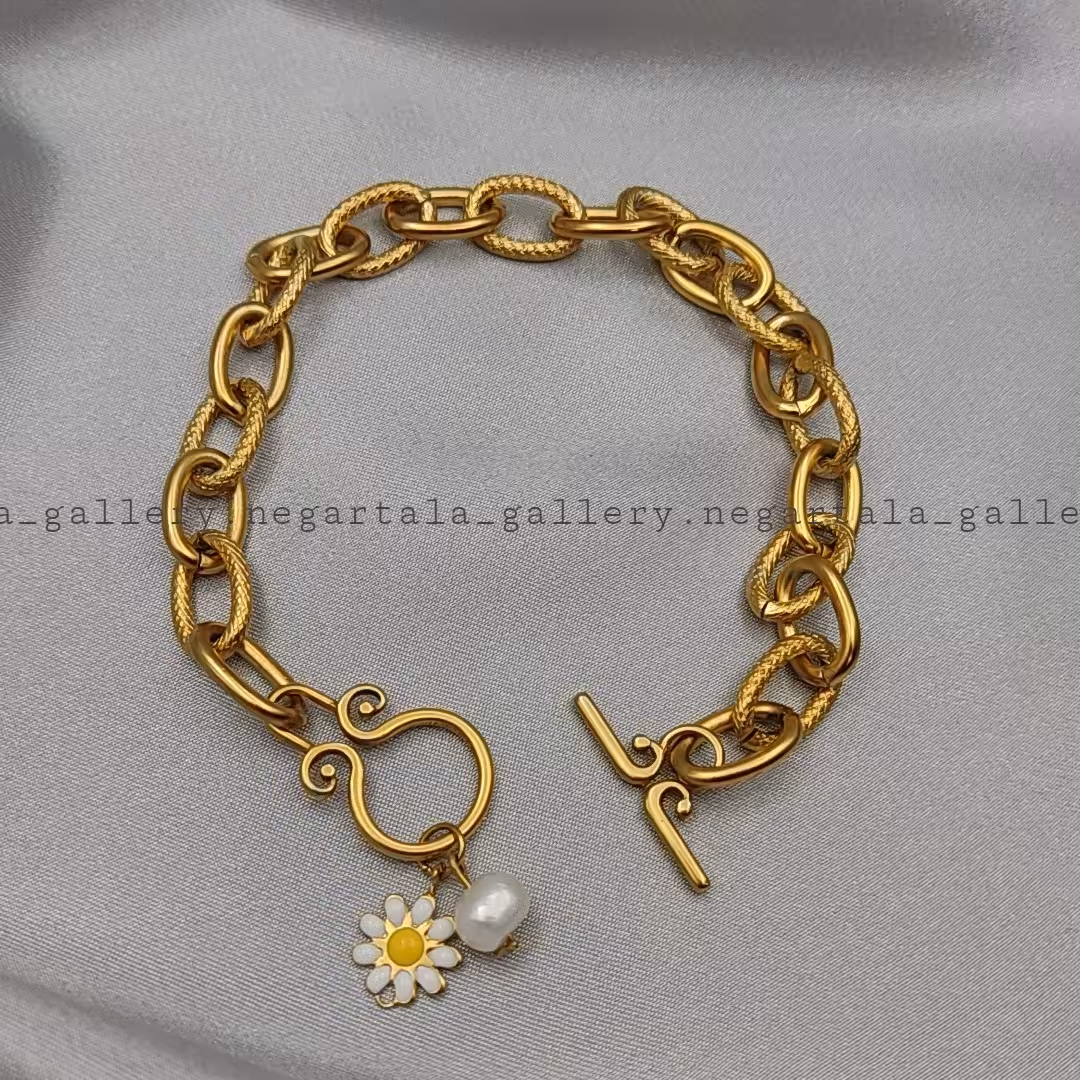 دستبند استیل زنانه دخترانه رنگ ثابت طرح طلا رولو آویزدار مروارید پرورشی گل بابونه قفل تی ارسال رایگان