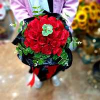 دسته گل رز قرمز مصنوعی دیزاین شده برای هدیه در ارتفاع حدود 1 متر (عالیجناب) | amazonchi