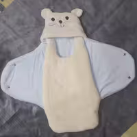 قنداق فرنگی نوزاد جنس پارچه سافت لند وداخل مخمل درجه یک  طرح گلدوزی خرسی