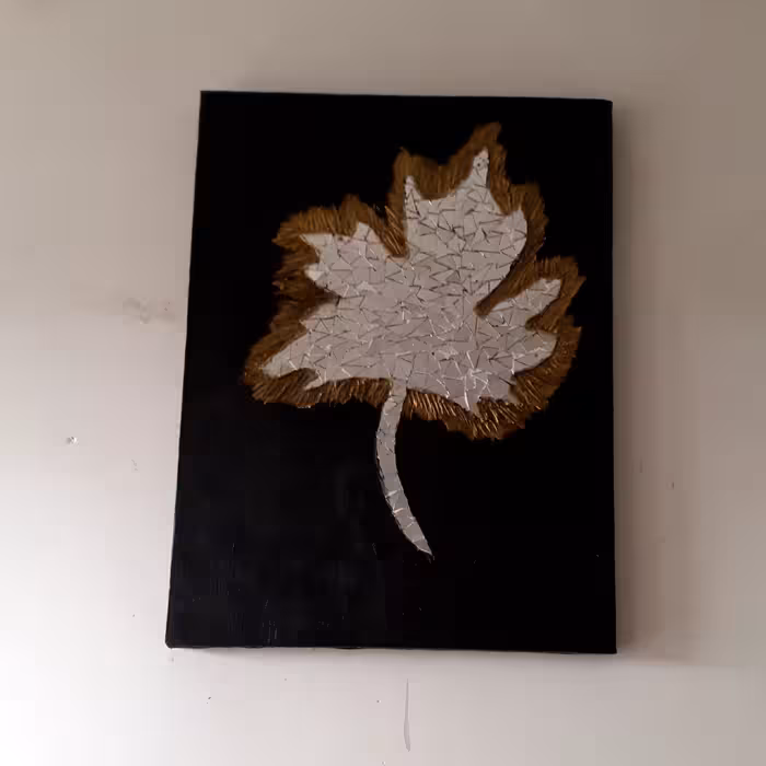 تابلو برگ آینه کاری شده با زمینه مشکی بسیار جذاب و دیدنی
