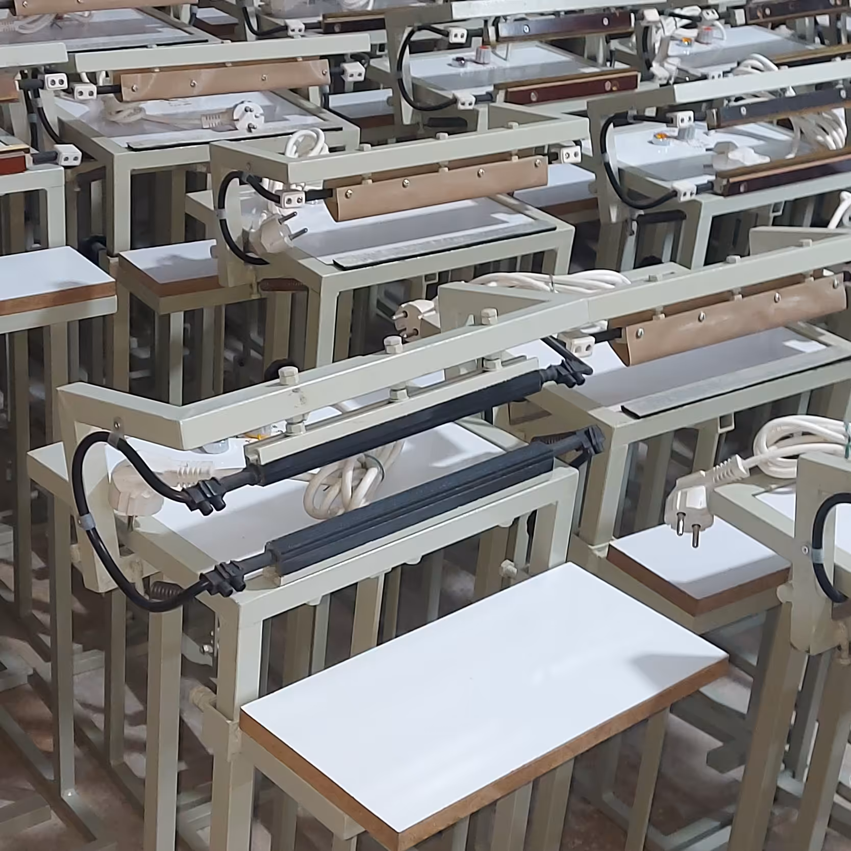 دستگاه دوخت پلاست پدالی پایی،رنگ کرم،برنو دانش،ساخت ایران،شاسی پرفیلسنگین