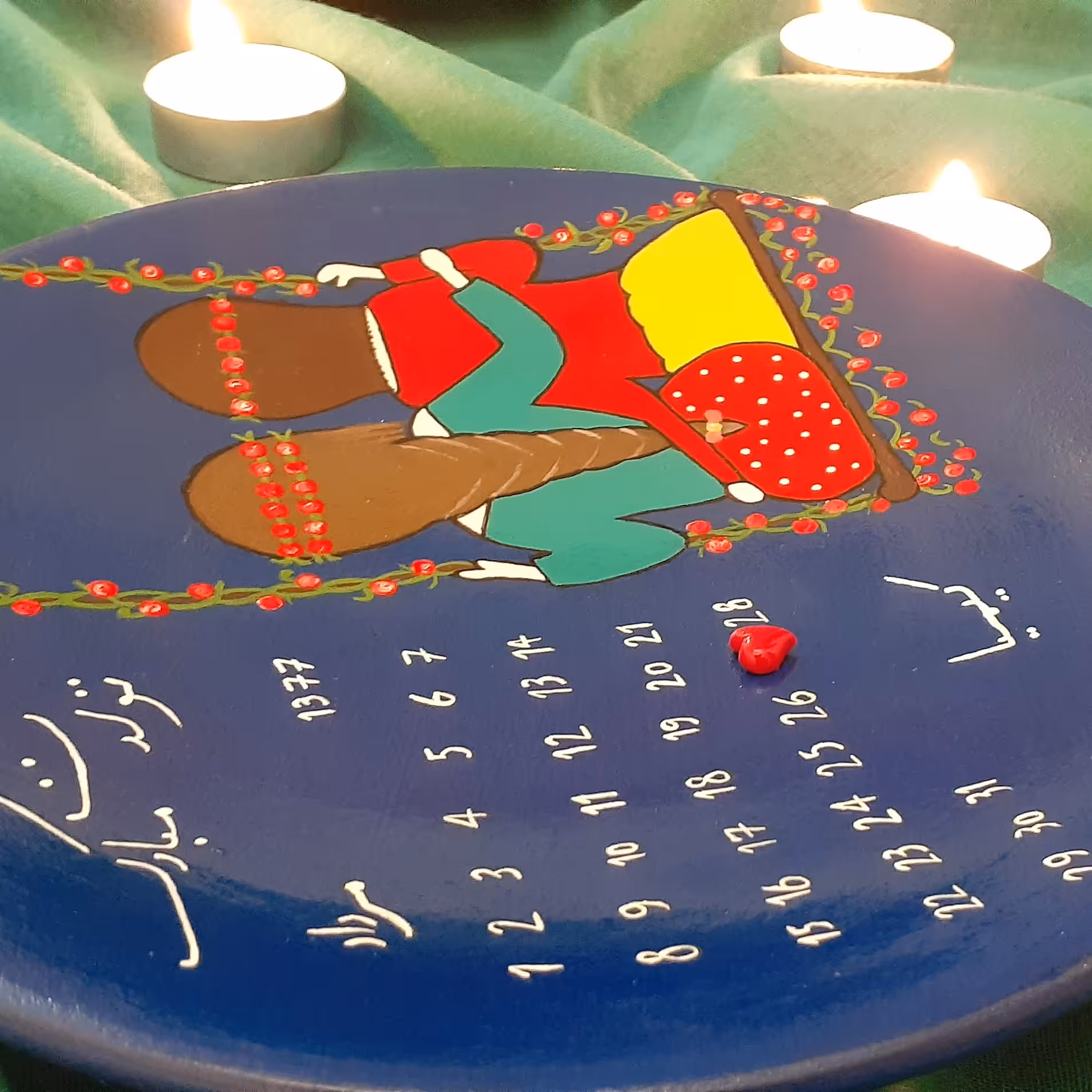 بشقاب دیوارکوب سفالی طرح دوست و خواهرانه