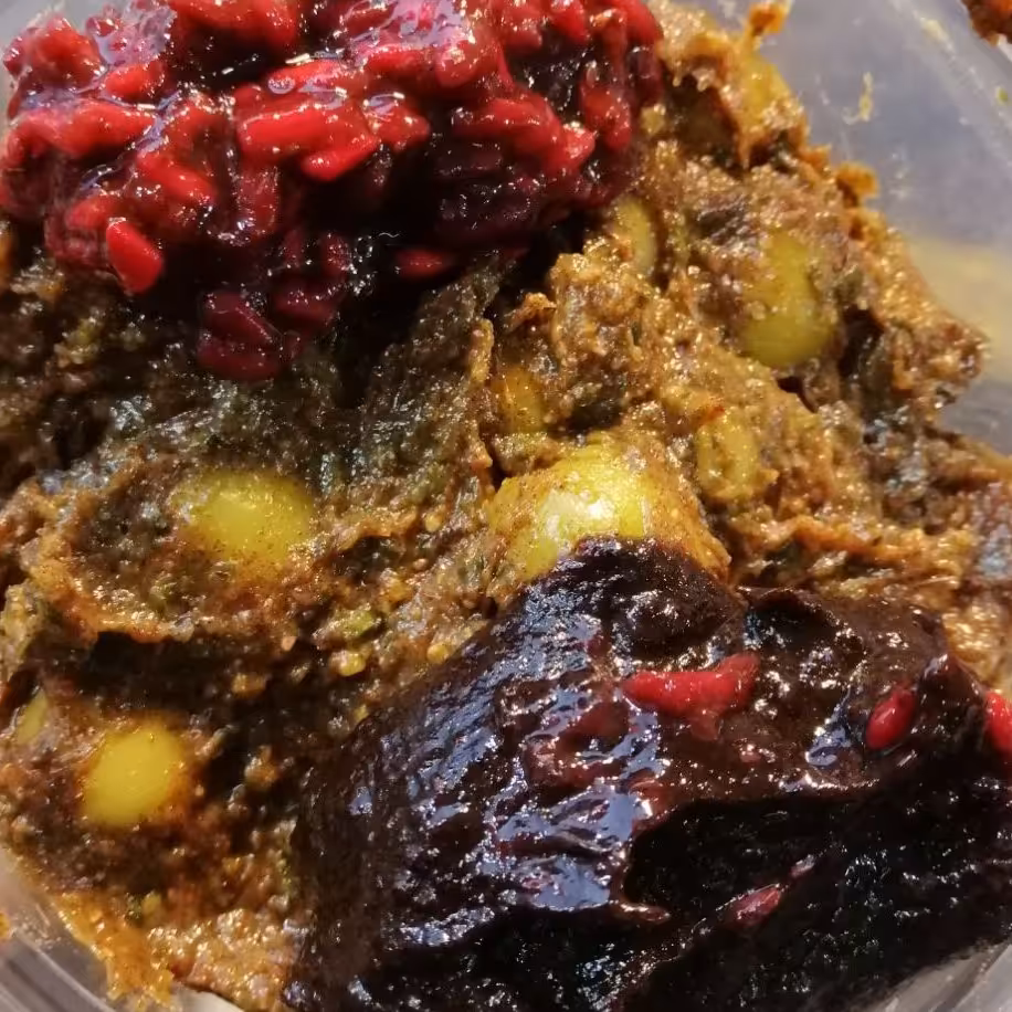 زیتون پرورده خانگی عالی و خوشمزه تهیه شده از بهترین و تازه ترین مواد اولیه.