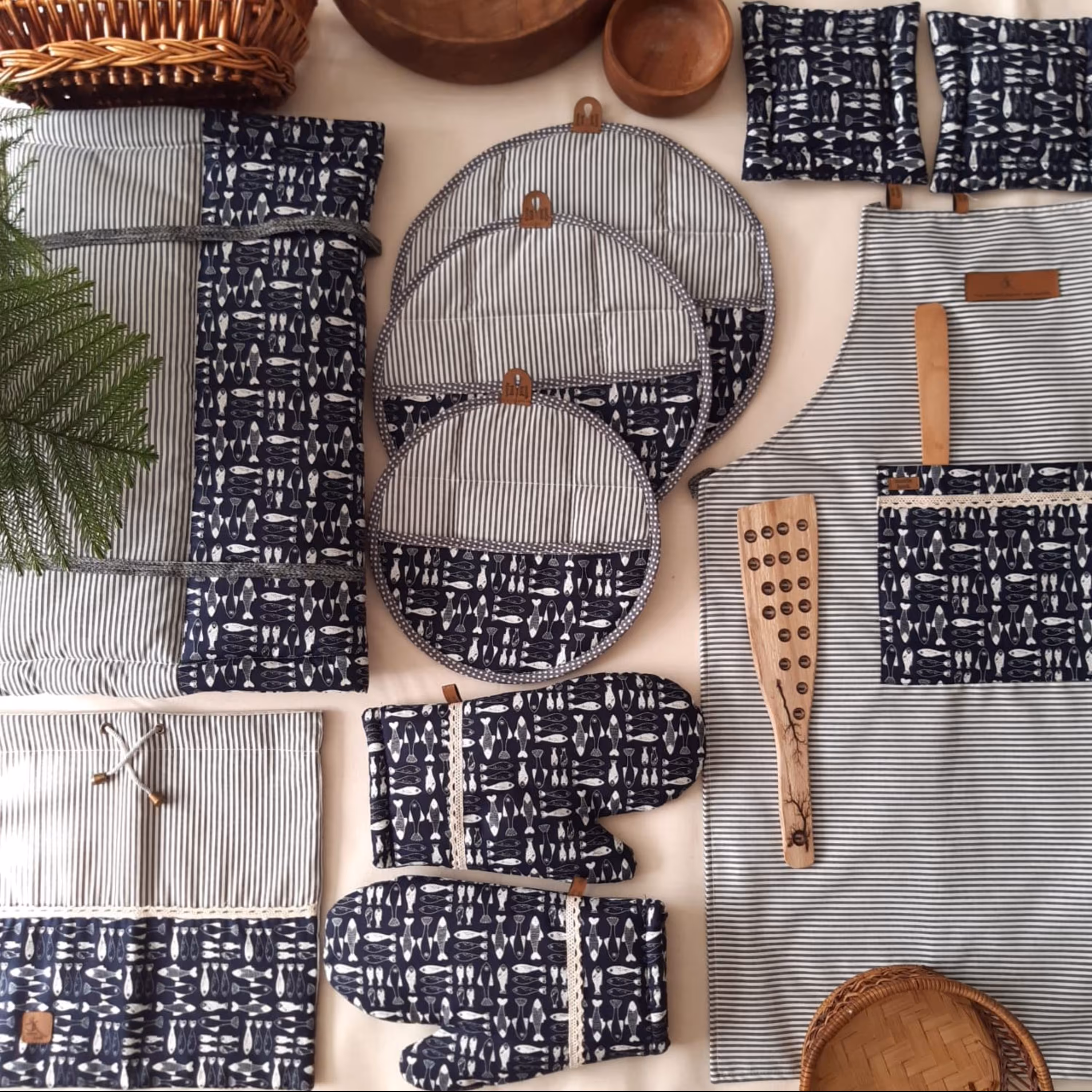 سرویس آشپزخانه 11 پارچه نخی نسوز طرح ماهی