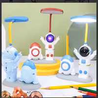 چراغ مطالعه و چراغ خواب چند کاره طرح فضانورد  و موشک