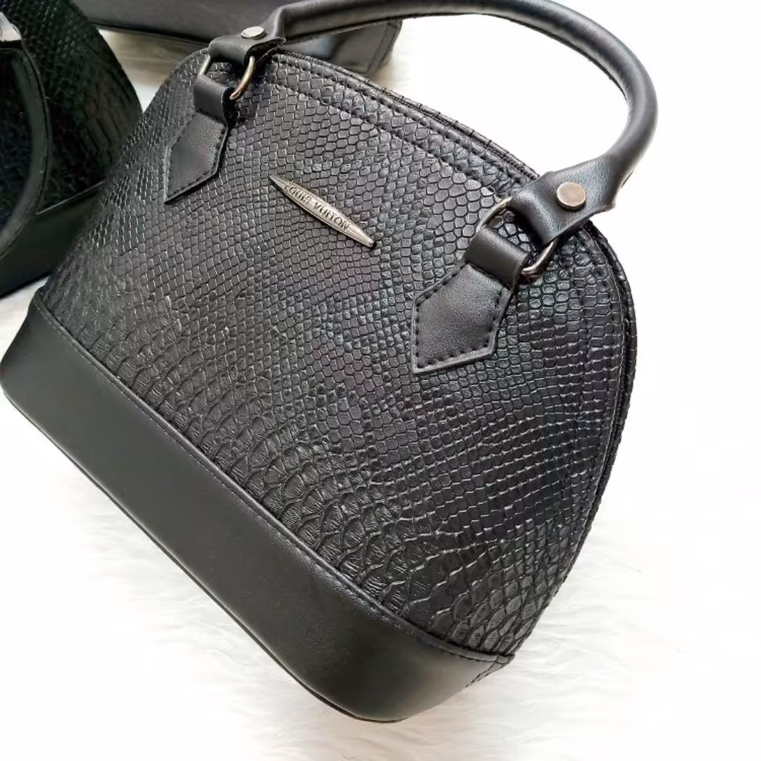 کیف پاسپورتی نیم دایره مشکی کد 251