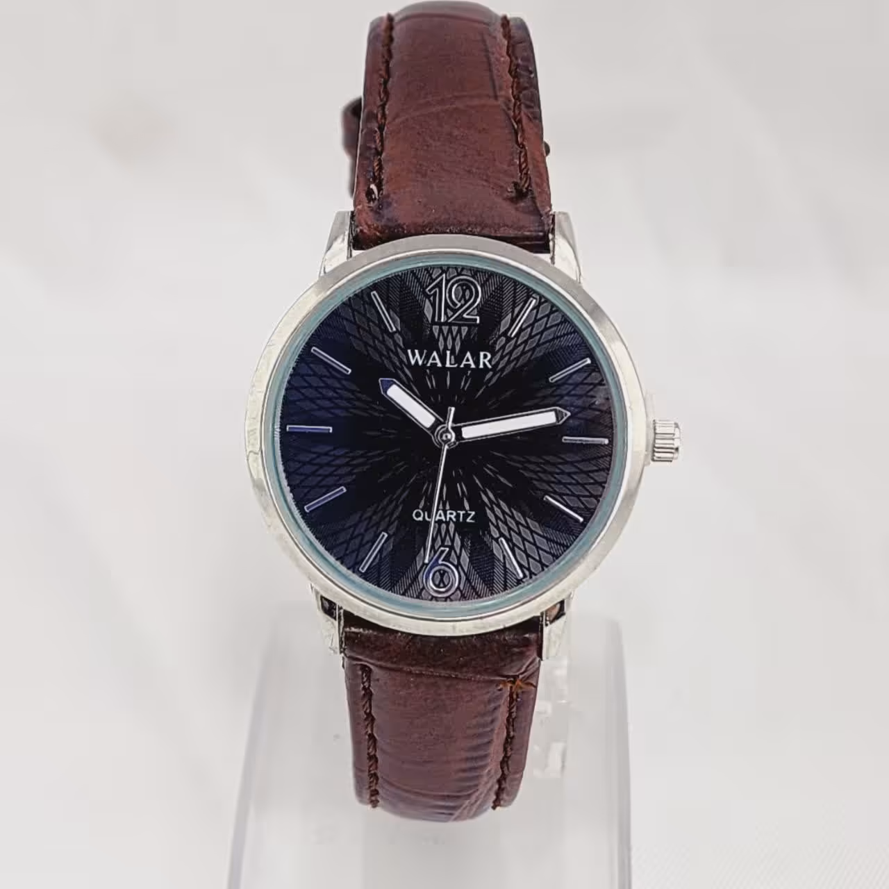 ساعت  مچی  زنانه والاربه همراه جعبه کادویی  و باتری اضافی