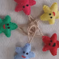 آویز ستاره نمدی در سایز 5 سانت مناسب کیف ،سوییچ،جا کلیدی،کیف کودک میباشد دست ساز