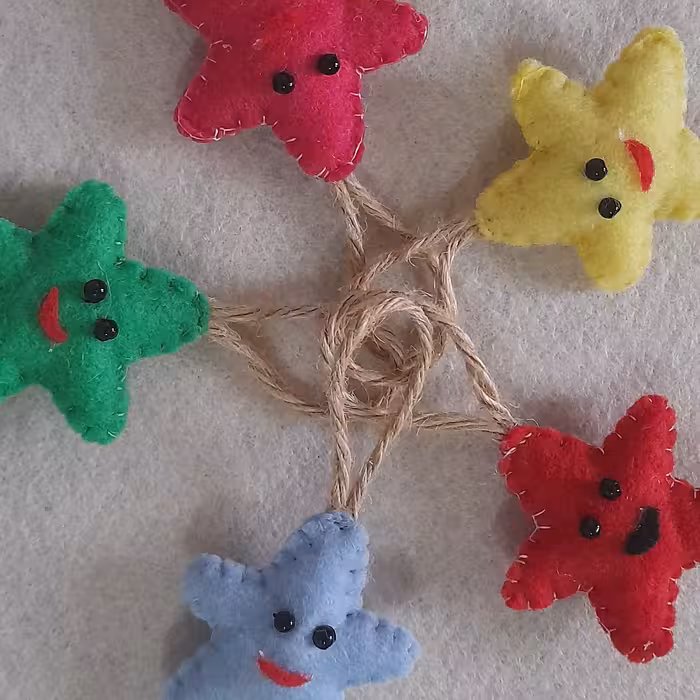 آویز ستاره نمدی در سایز 5 سانت مناسب کیف ،سوییچ،جا کلیدی،کیف کودک میباشد دست ساز