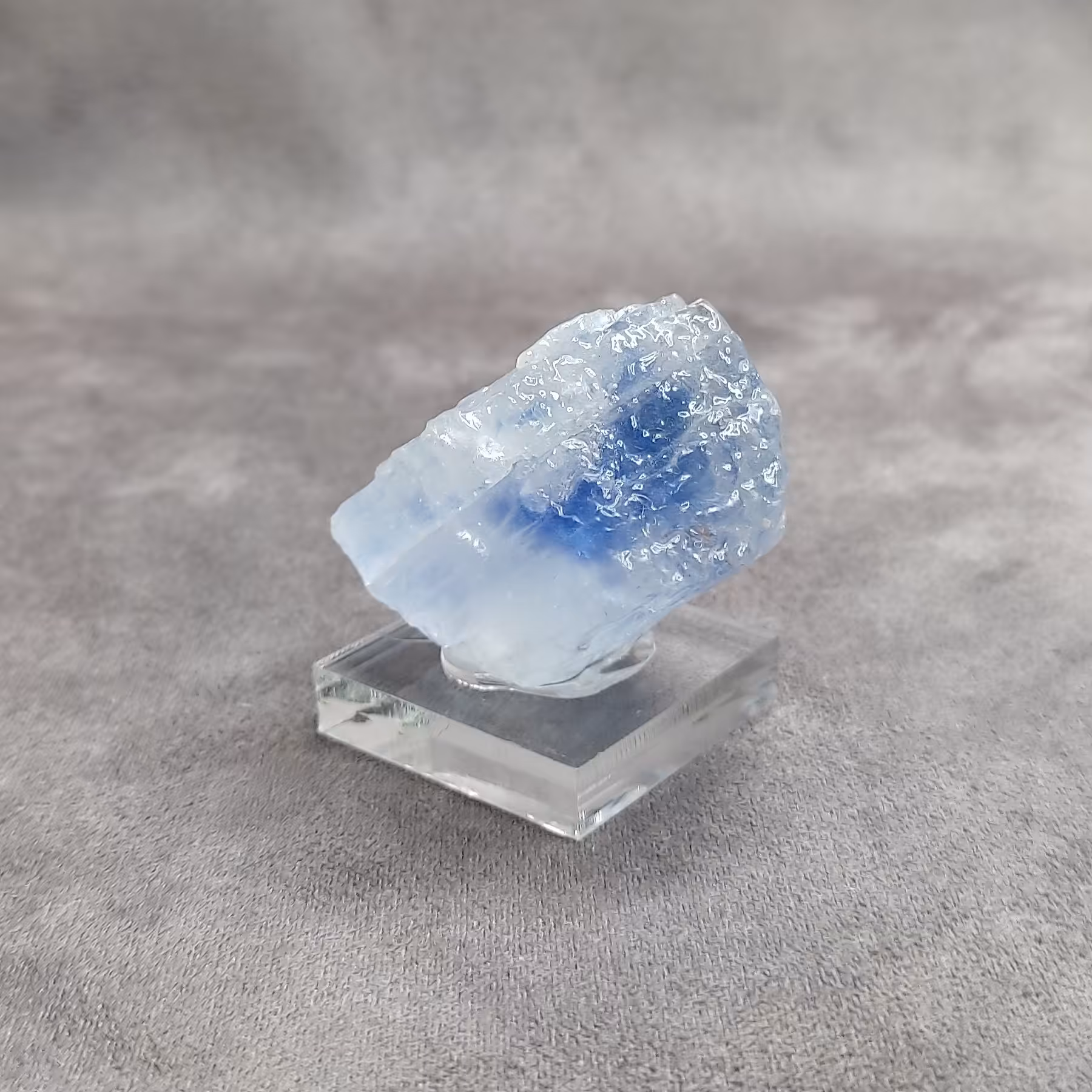 بلور طبیعی نمک آبی کمیاب ترین نوع نمک جهان 