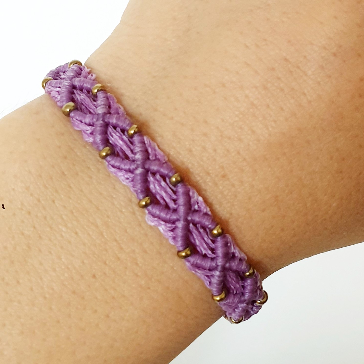 دستبندزنانه ودخترانه طرح لوزی،بافت میکرومکرومه بامنجوق برنجی،بنفش روشن،دارای گره کشویی قابل تنظیم 