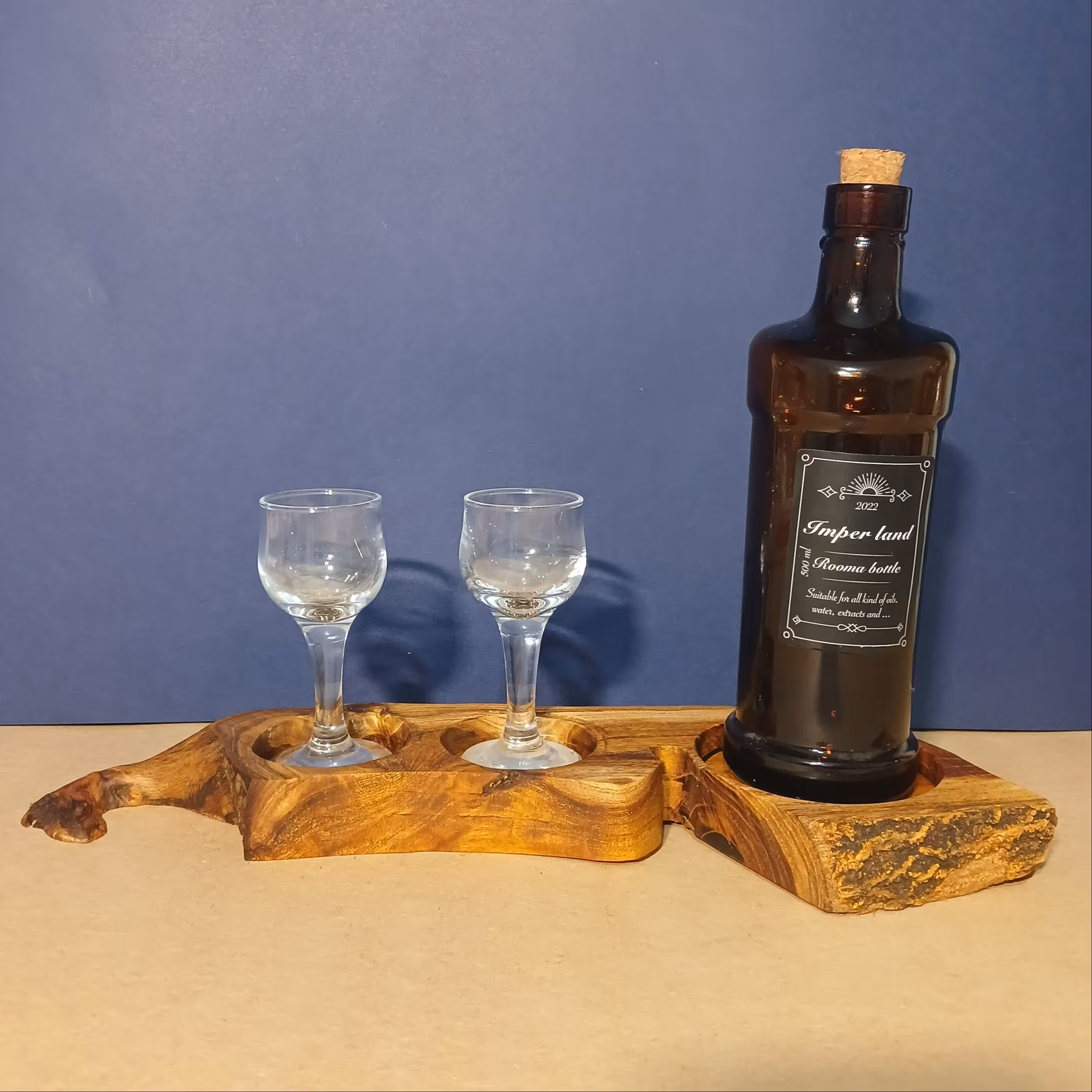 گیلاس خوری چوبی همراه با بطری