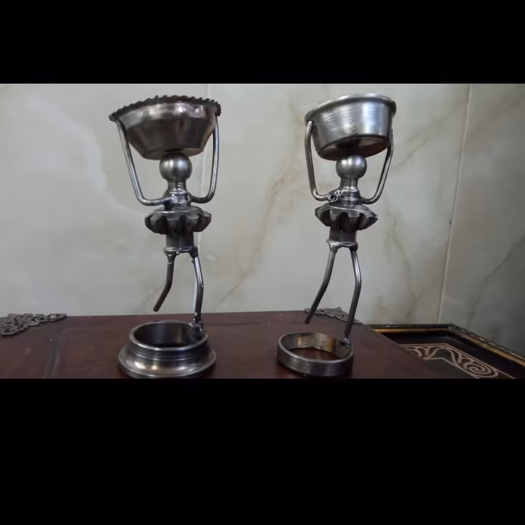 مجسمه ی فلزی دست ساز  دختر کوشا