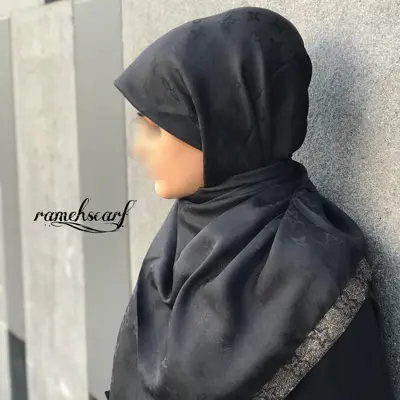 روسری نخ ابریشم دور لمه طلایی وارداتی طرح ال وی رنگ مشکی روسری مشکی روسری مجلسی روسری محرم روسری خاص