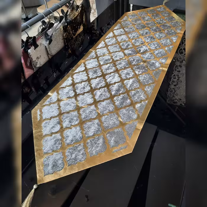 ست کامل رومیزی مخمل و چرم طلایی و طوسی شامل نهارخوری جلومبلی و 2عدد عسلی