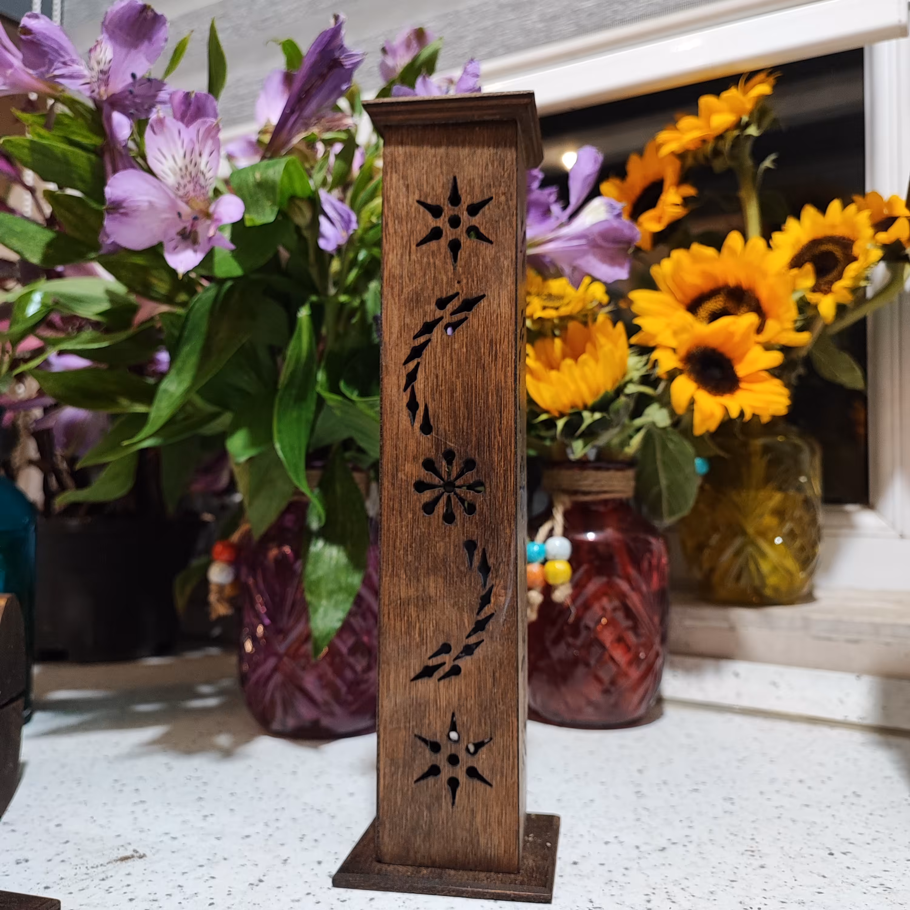 جا عودی چوبی ایستاده 