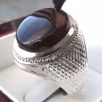 انگشتر  عقیق یمنی کبدی اصل طبیعی  اعلا با رکاب دستساز بسیار دقیق و پرکار با مهر ساخت و عیار