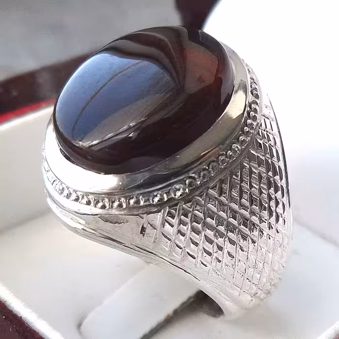 انگشتر  عقیق یمنی کبدی اصل طبیعی  اعلا با رکاب دستساز بسیار دقیق و پرکار با مهر ساخت و عیار