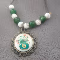 آویز بلند نقاشی روی صدف،رنگ ثابت، پایه کار و زنجیر برنزی.