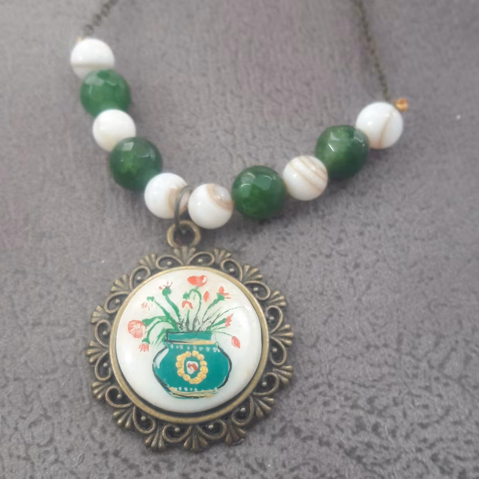 آویز بلند نقاشی روی صدف،رنگ ثابت، پایه کار و زنجیر برنزی.