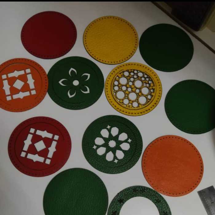 اینه جیبی. در رنگ و طرح های مختلف با قطری حدود 9 سانتی متر . جنسشون از چرم طبیعی هستش