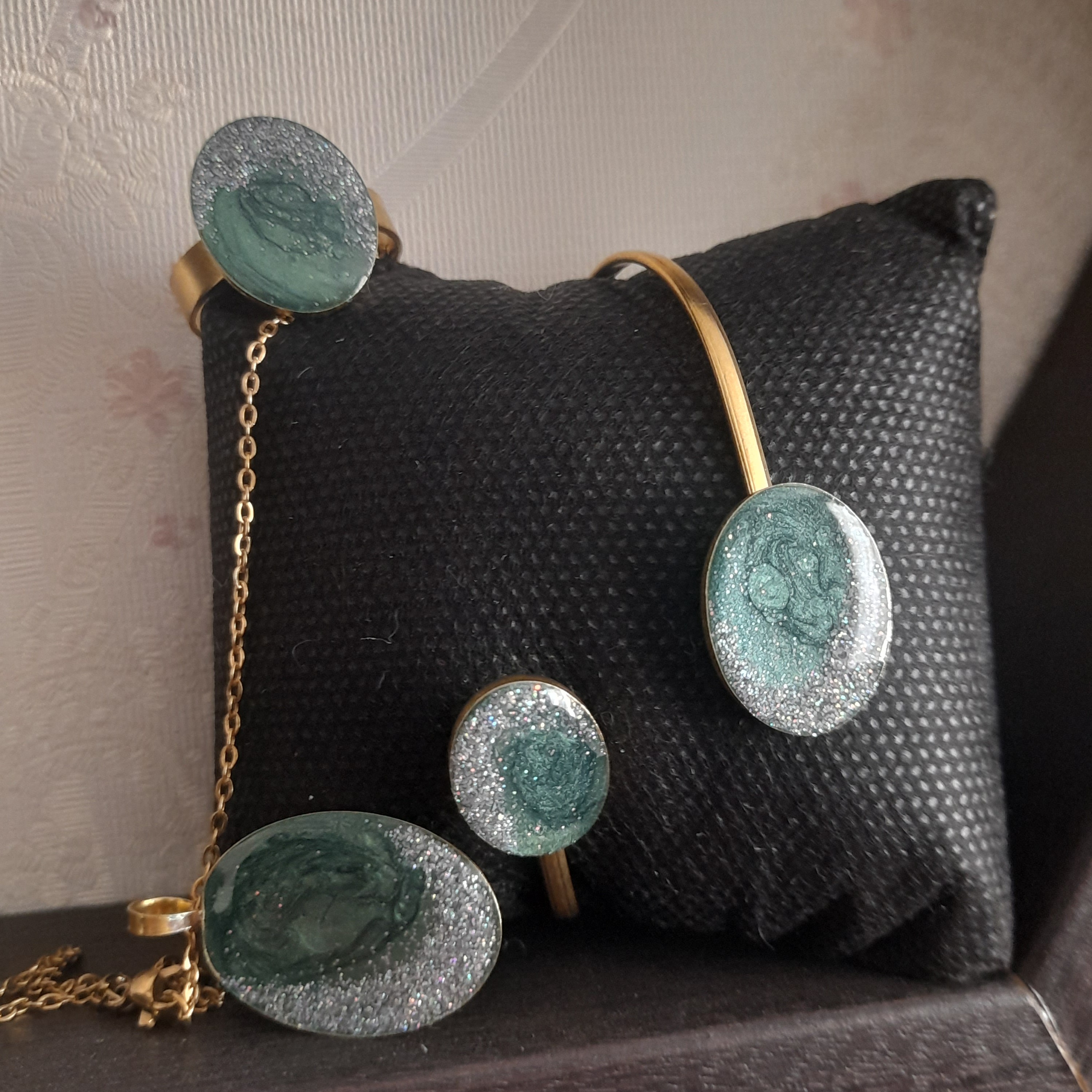 ست کامل بدون گوشواره وزن 16گرم ترکیب رنگ سبز ونقره ای