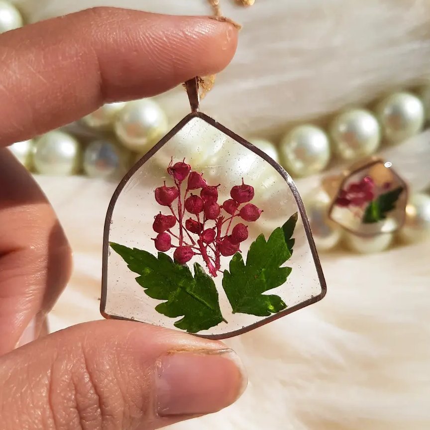 پلاک و انگشتر  کار شده با گل خشک 